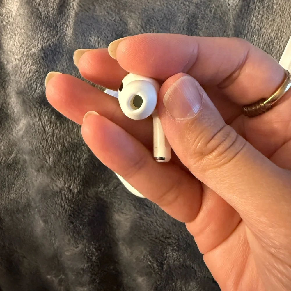 Apple AirPod pro 2 White Wireless Earbuds with Charging Case